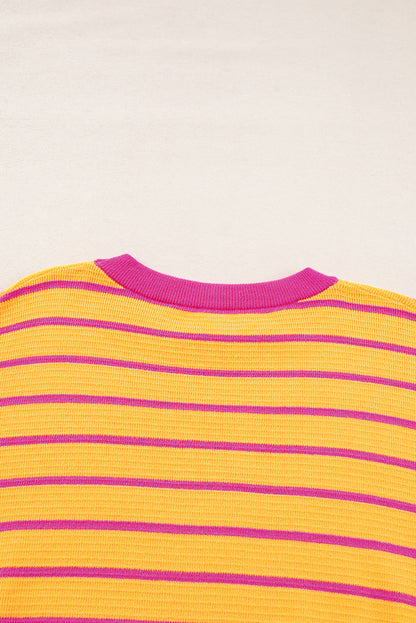 Orangefarbener Pullover mit Streifenbesatz, Rundhalsausschnitt und überschnittener Schulter