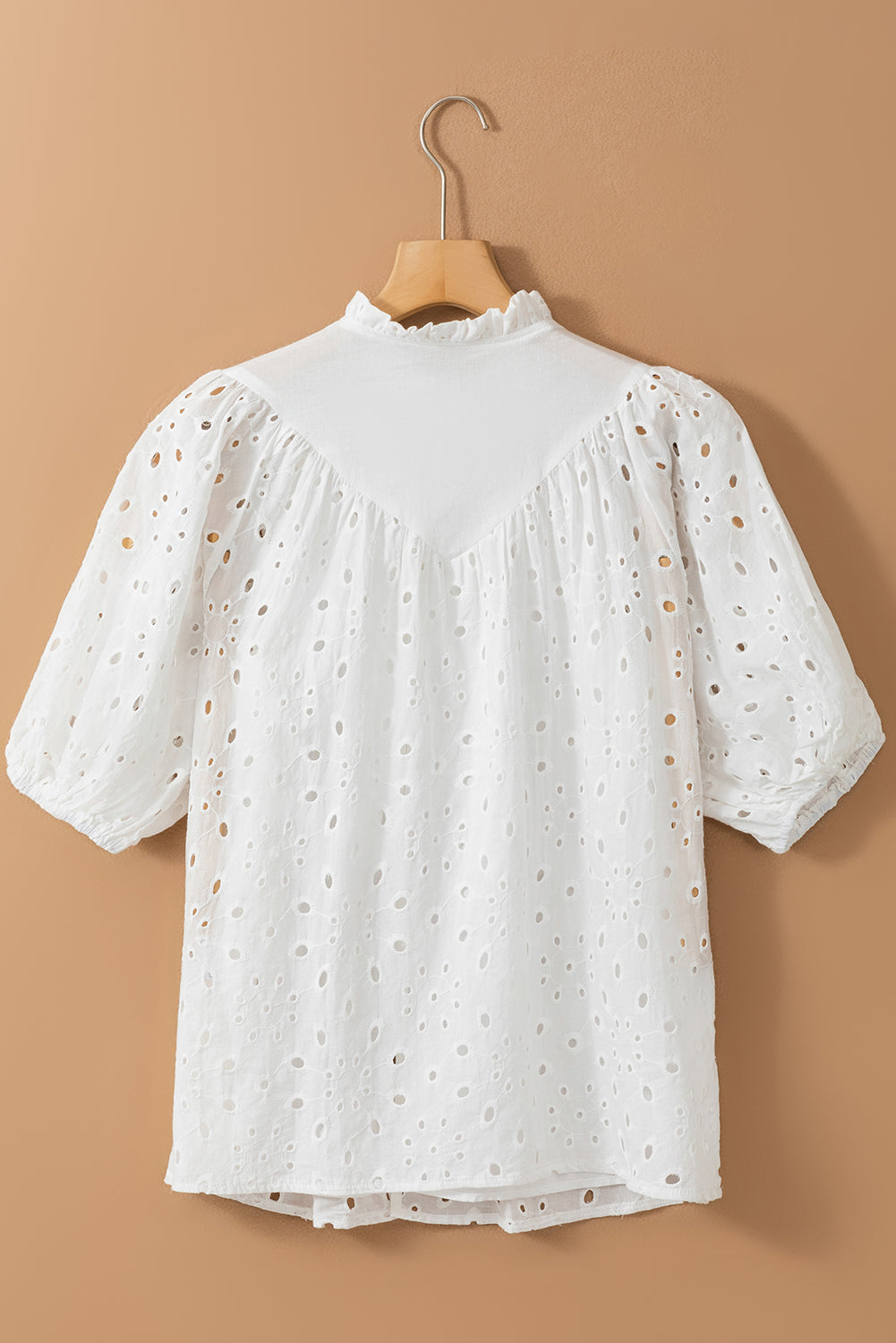 Weiße Bluse mit Blumenstickerei und Puffärmeln