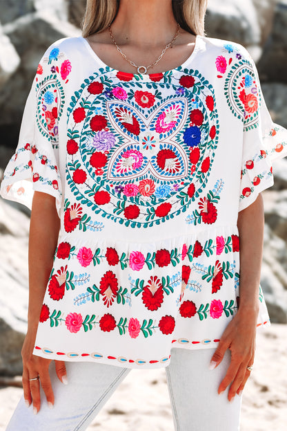 Weiße Bluse mit Rundhalsausschnitt und Rüschenbesatz im Boho-Stil mit Blumenmuster