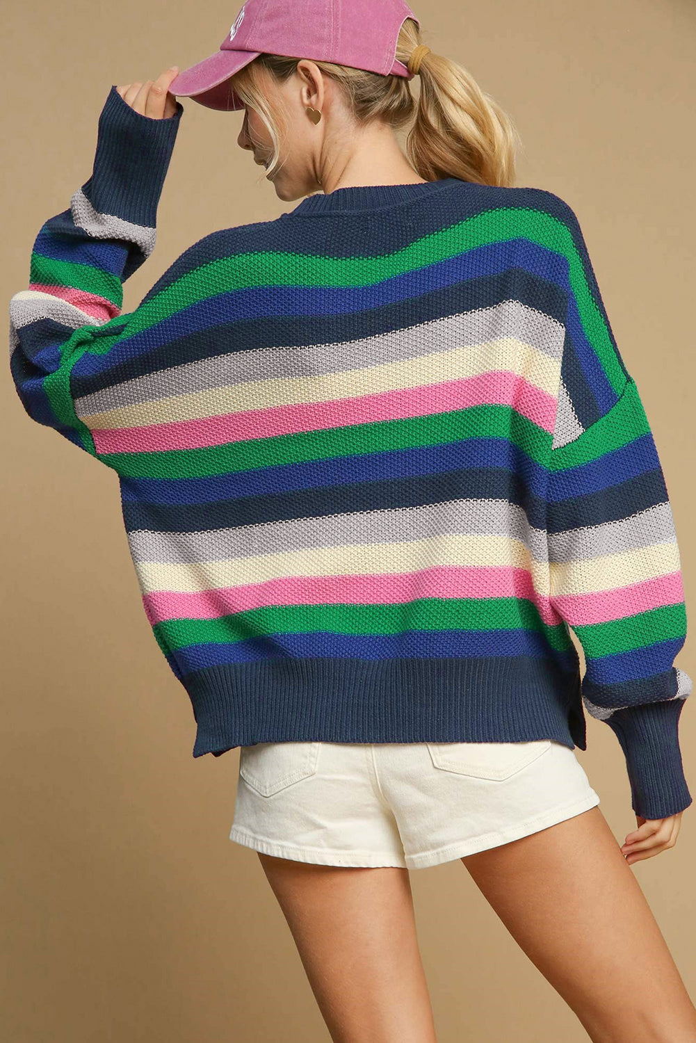 Hellgrüner Pullover mit Regenbogenstreifen und Rundhalsausschnitt und überschnittenen Schultern
