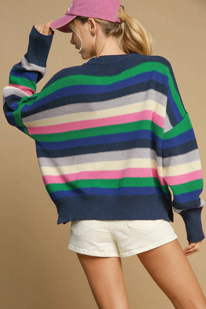Hellgrüner Pullover mit Regenbogenstreifen und Rundhalsausschnitt und überschnittenen Schultern