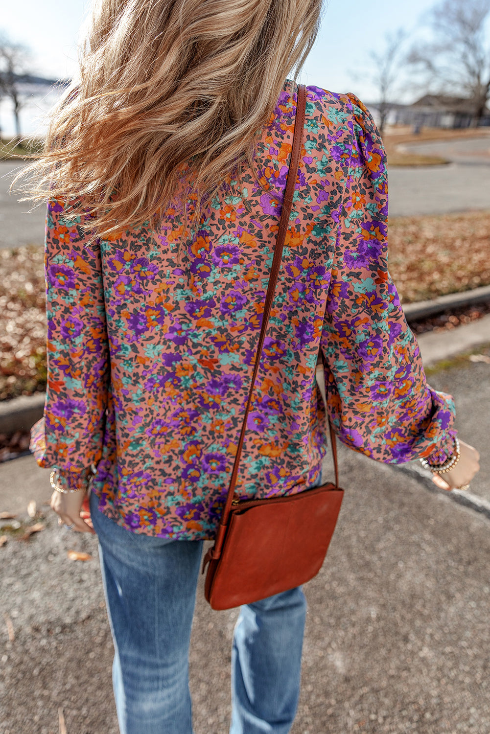 Lila Bluse mit Rundhalsausschnitt, Blumenmuster und gerafften Bündchen
