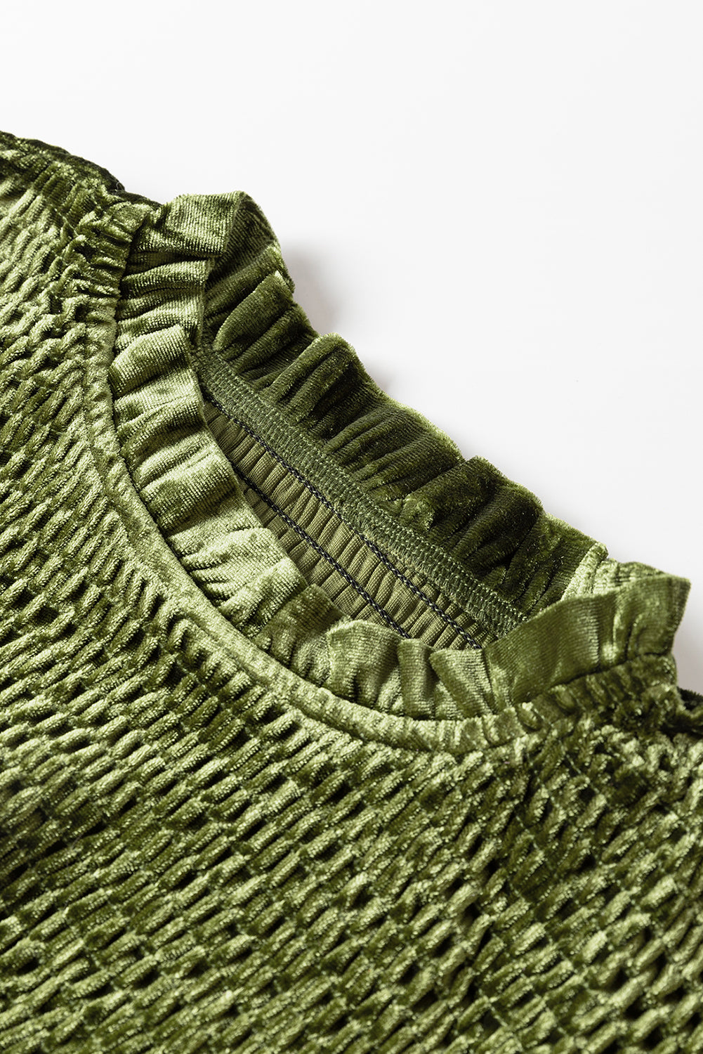 Moosgrünes Samtkleid mit gesmoktem Oberteil und Rüschenkragen