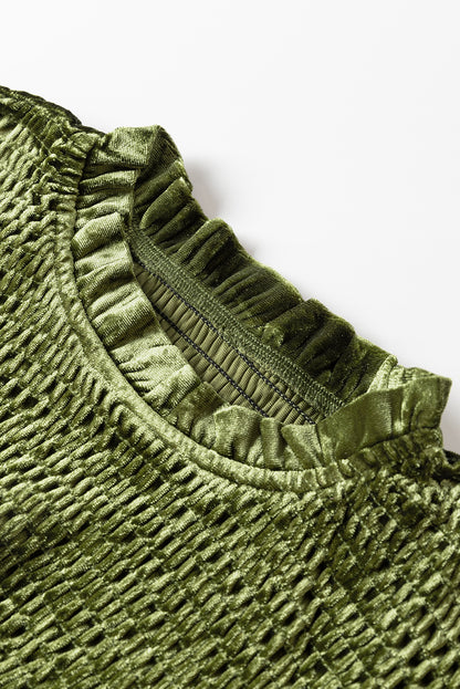 Moosgrünes Samtkleid mit gesmoktem Oberteil und Rüschenkragen