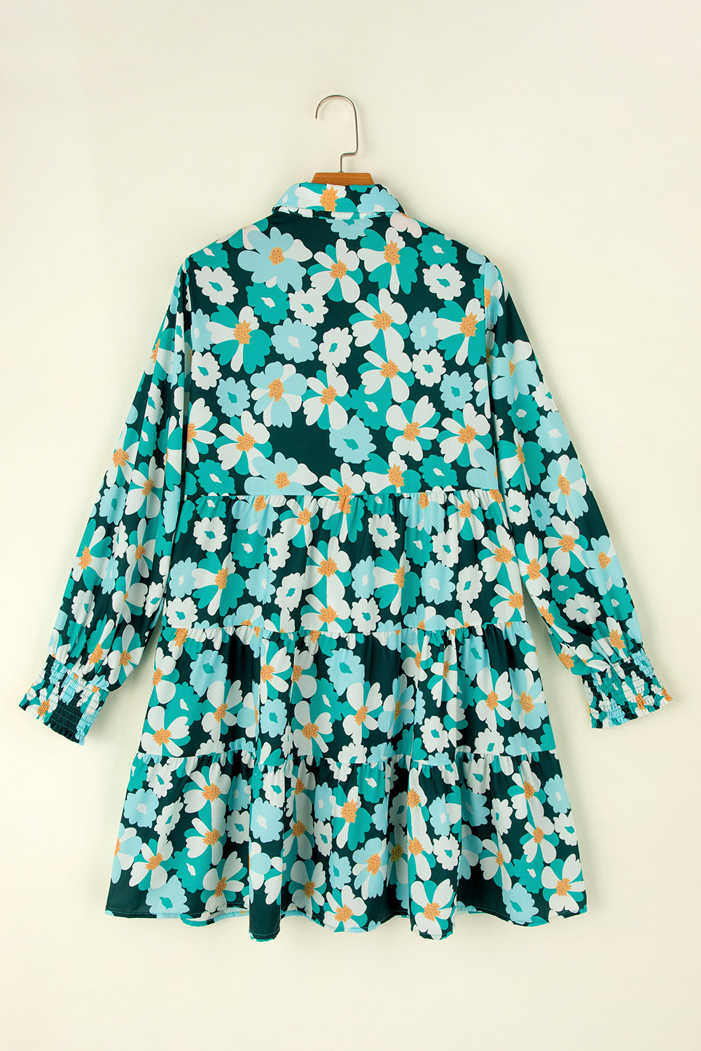Grünes, gestuftes Hemdkleid mit langen Puffärmeln und Blumenmuster