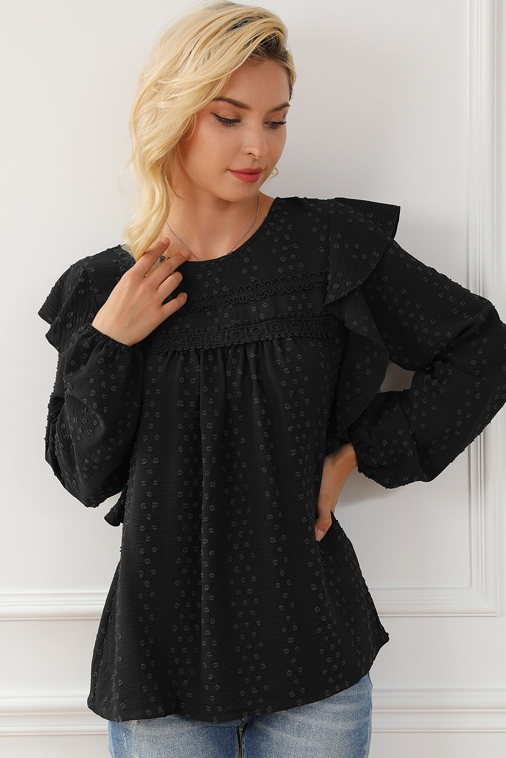Schwarze Bluse mit langen Ärmeln und Ösen an der Schulter aus Spitze und Rüschen