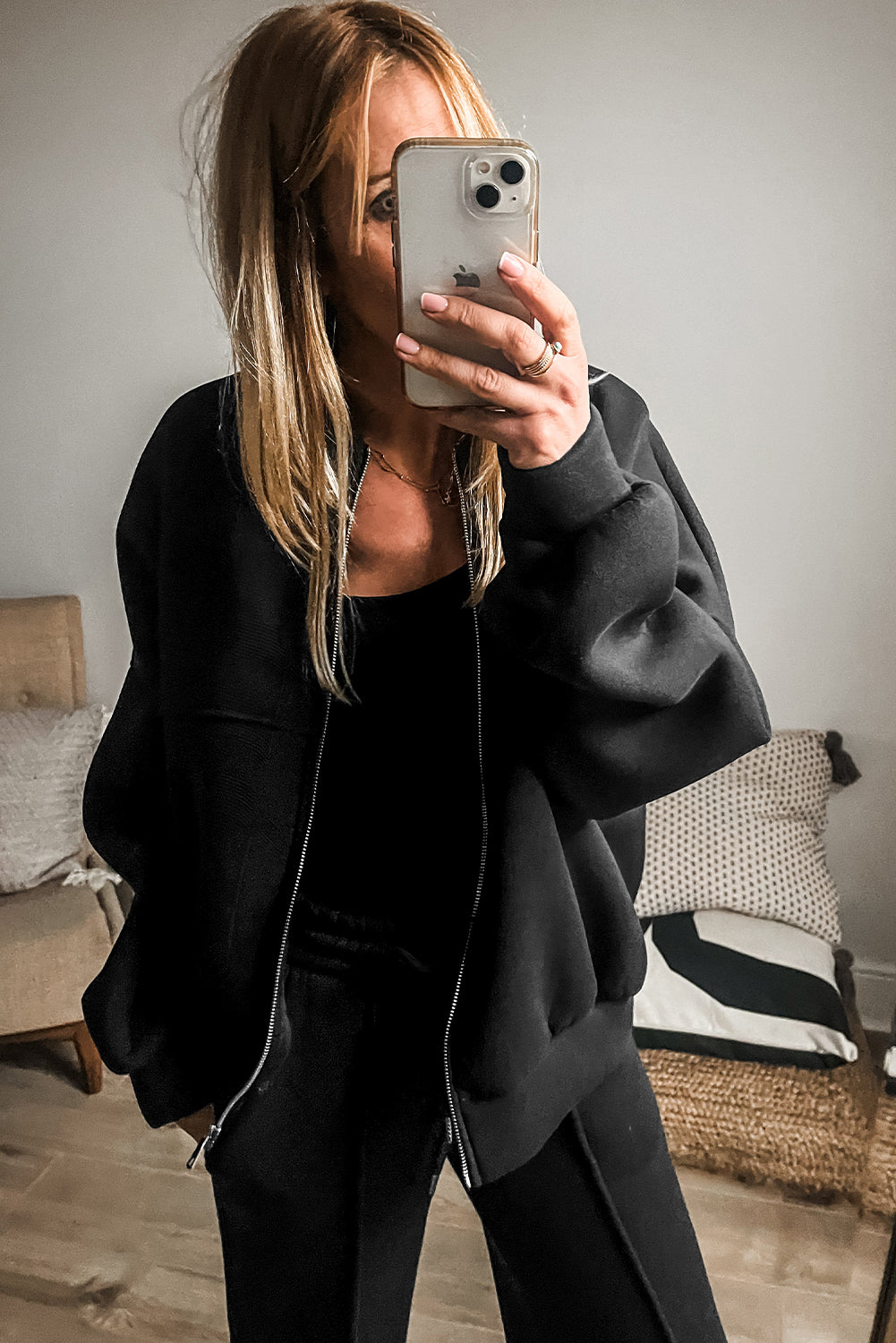 Schwarzes Set mit Jacke mit durchgehenden Nähten und Reißverschluss und Hose mit Kordelzug in der Taille