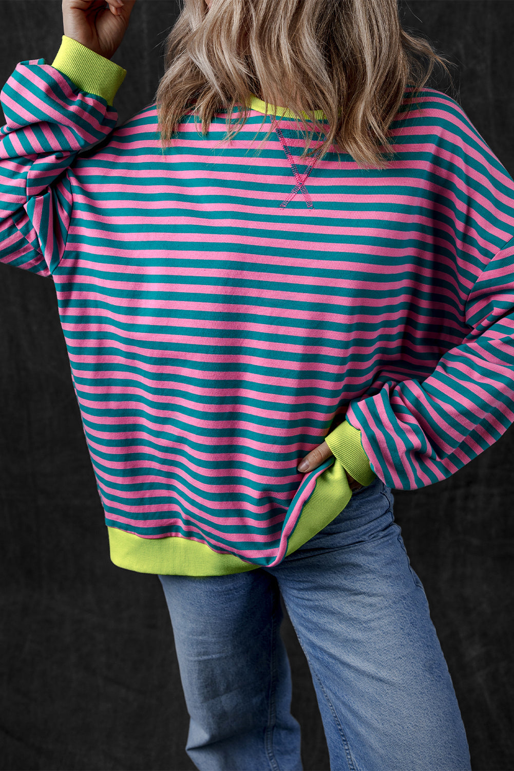 Übergroßes Pullover-Sweatshirt mit Kontrastbesatz und grünen Streifen