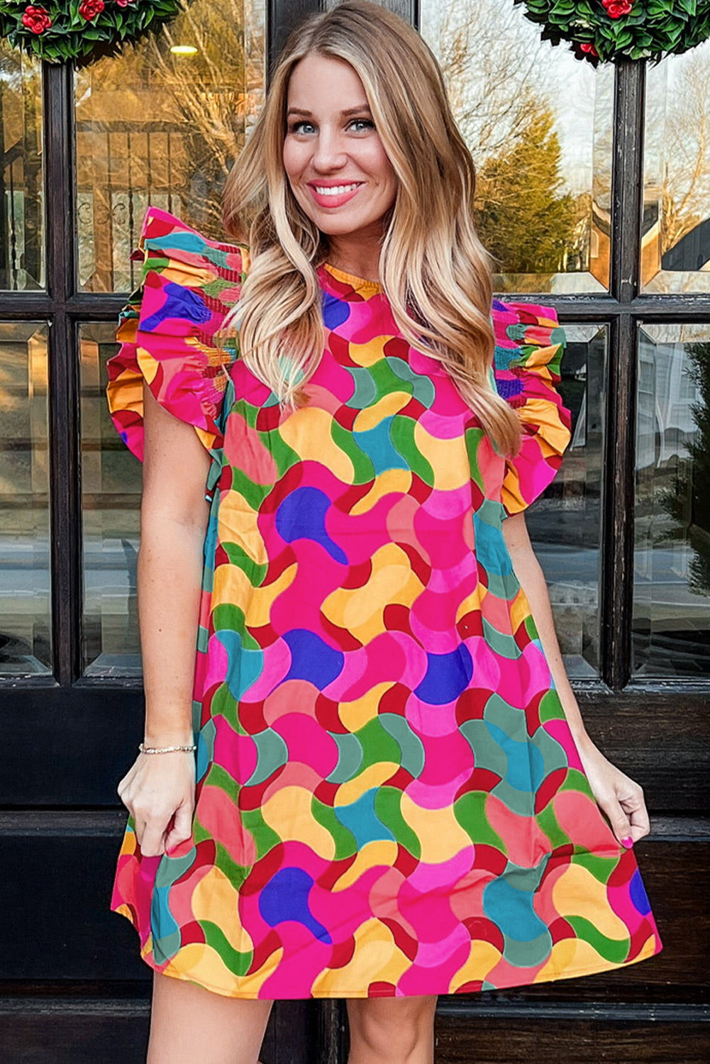 Rosarotes Etuikleid mit abstraktem Print und Rüschenärmeln