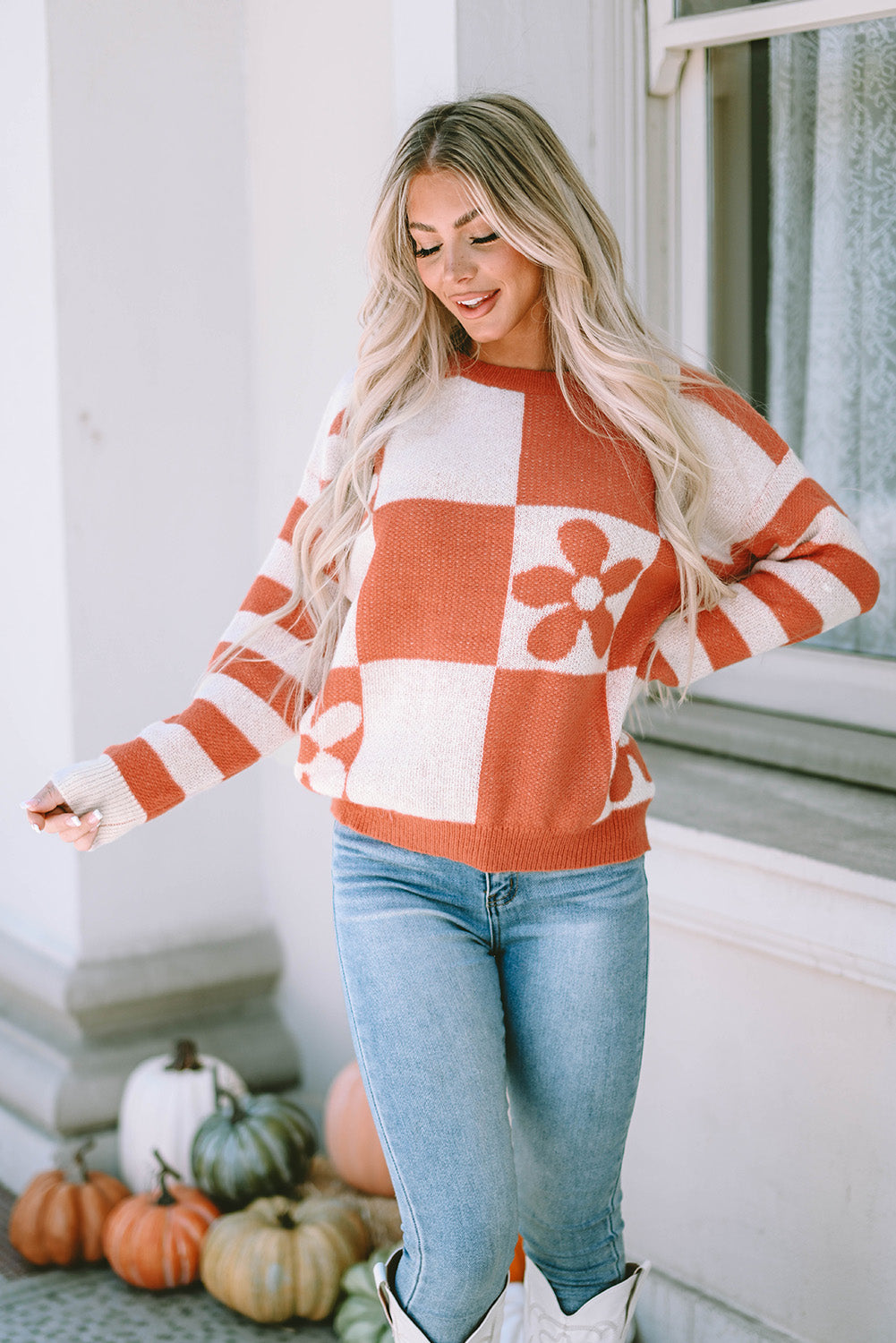 Brauner Pullover mit kariertem Blumenmuster und gestreiften Ärmeln