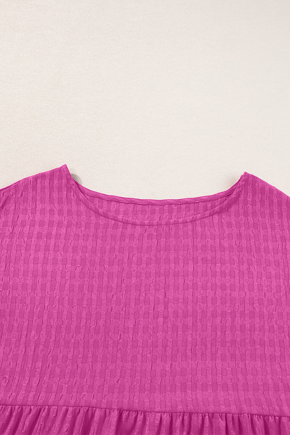 Rosarotes strukturiertes Minikleid mit Rüschen und kurzen Ärmeln