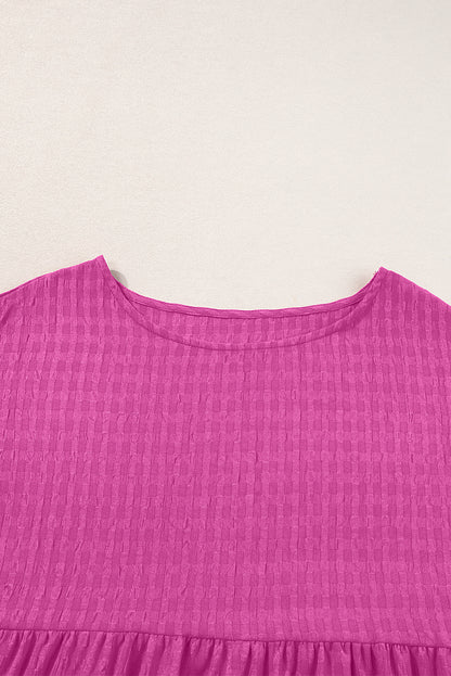 Rosarotes strukturiertes Minikleid mit Rüschen und kurzen Ärmeln