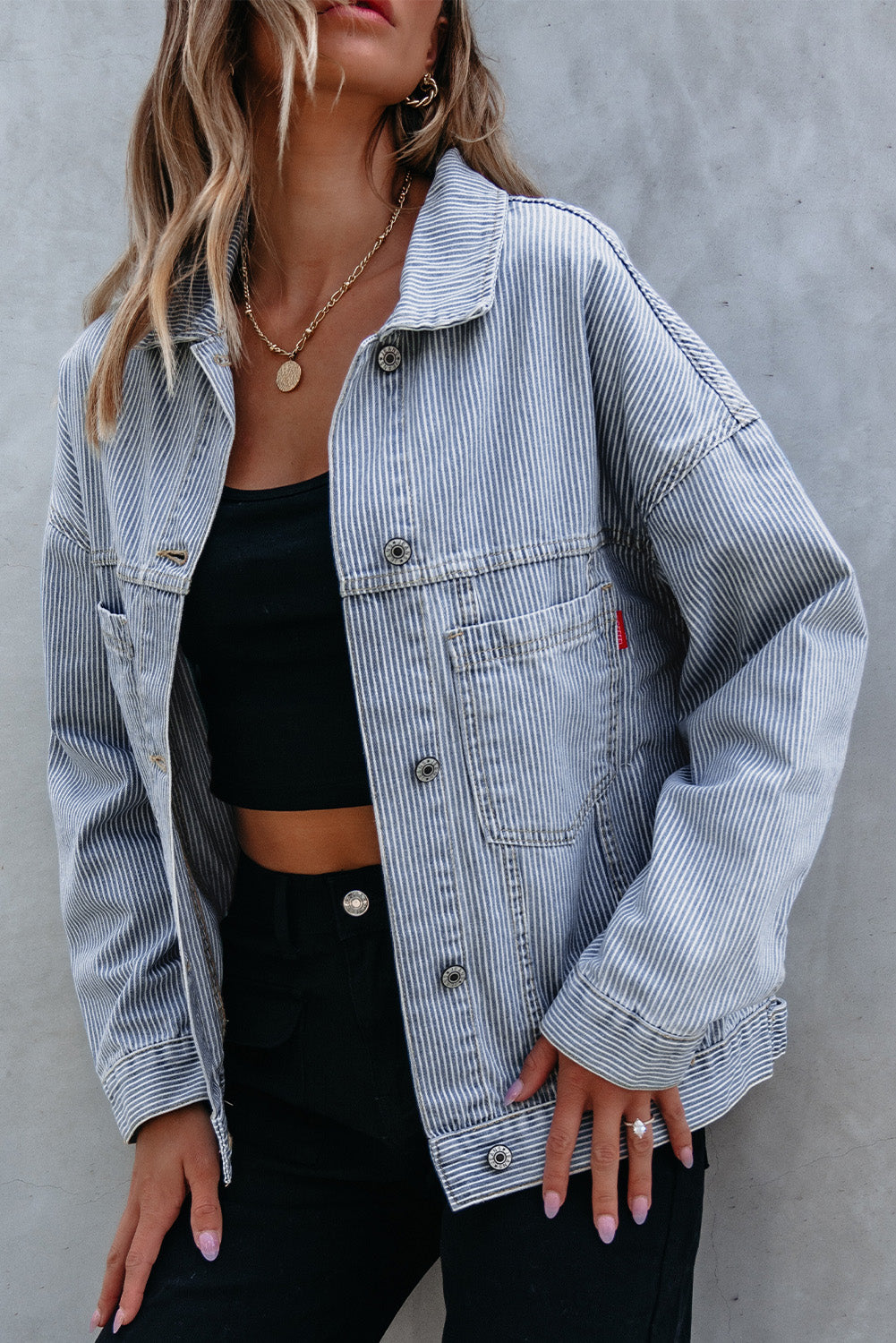 Himmelblaue, gestreifte, verwaschene Oversize-Jeansjacke mit Taschen