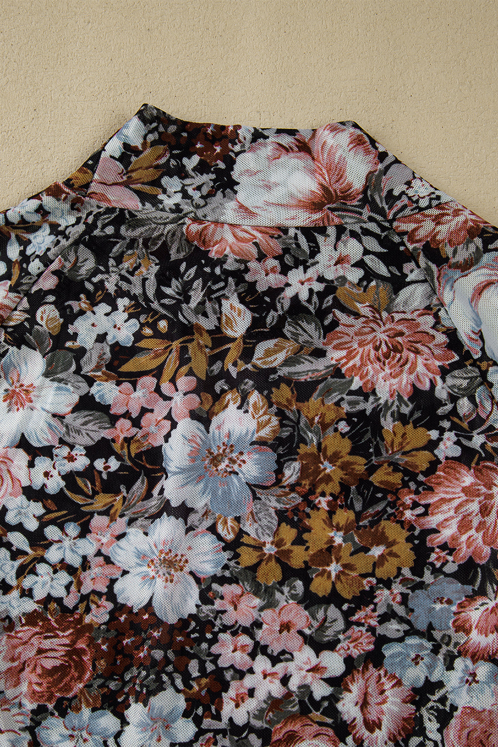 Braune, florale, langärmlige Etui-Bluse aus Netzstoff mit hohem Halsausschnitt