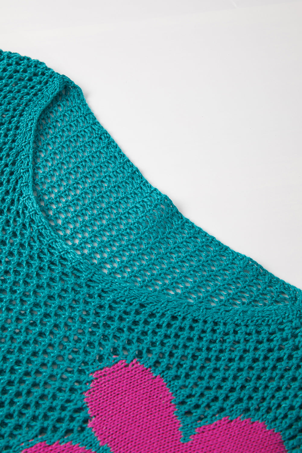 Seegrüner Strickpullover mit großer Blume und tief angesetzten Schultern