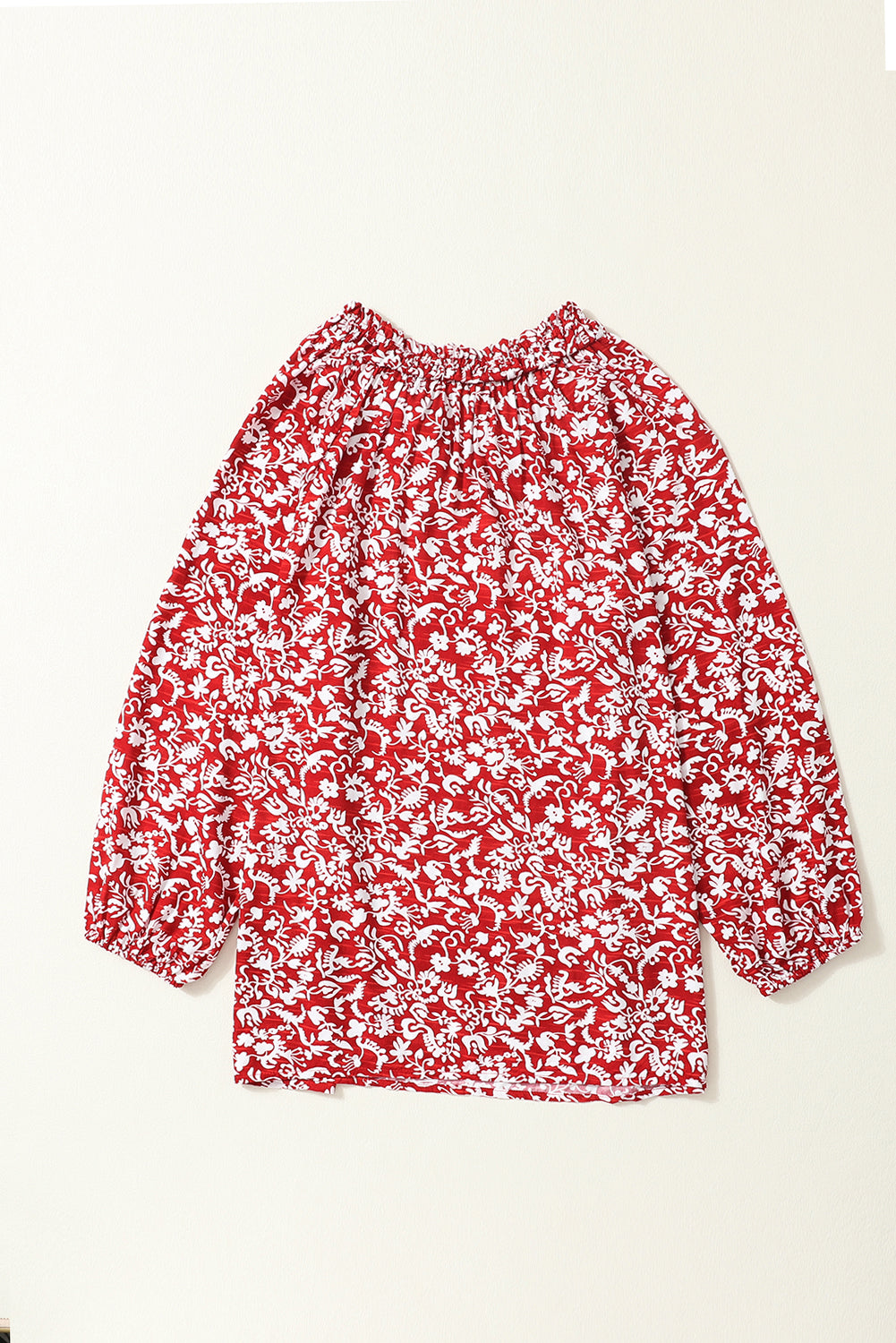Burgunderrote Bluse mit Blumenmuster und gesmoktem Kragen und Schleife