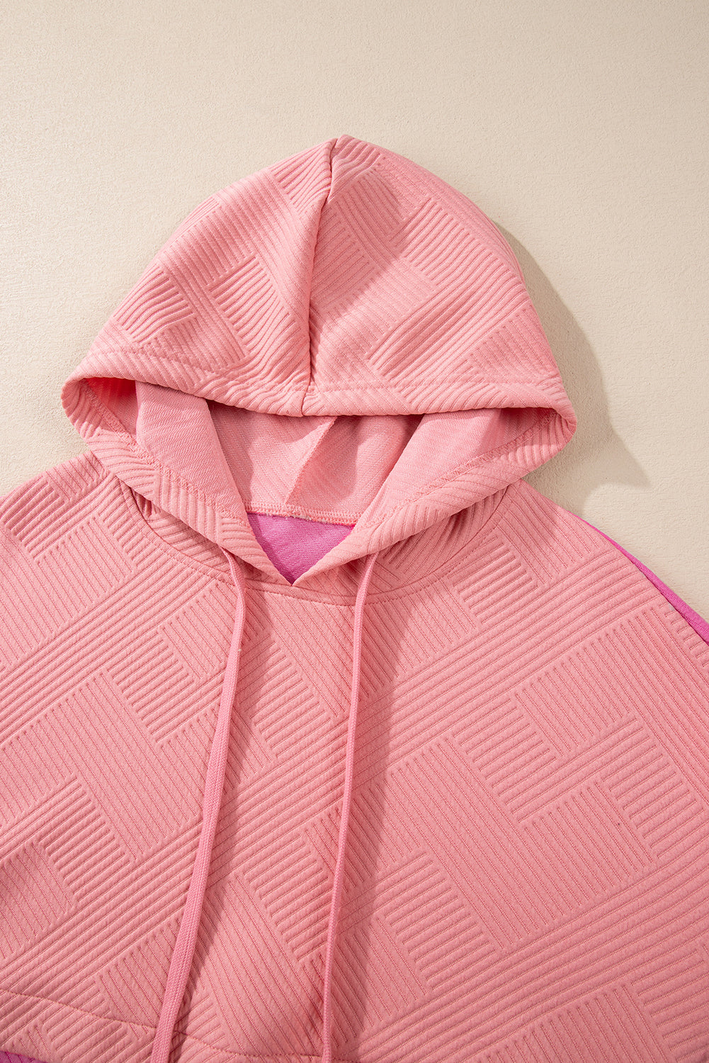 Rosafarbener Hoodie mit strukturiertem Farbblockdesign und Kängurutasche und überschnittener Schulter