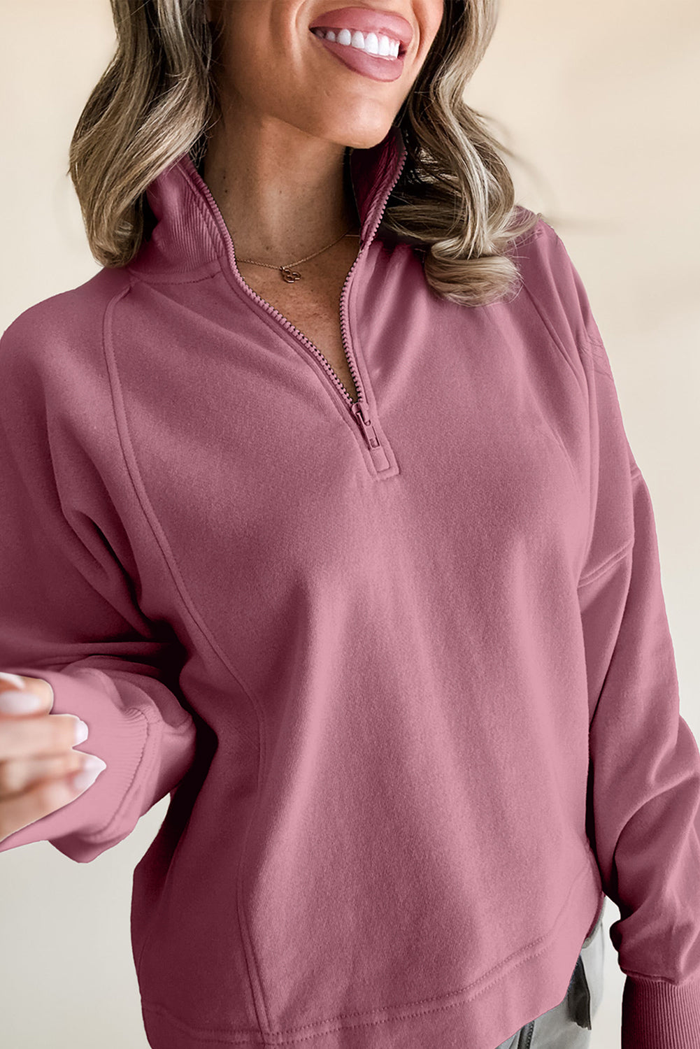 Fuchsiafarbenes Sweatshirt mit Reißverschluss am Hals und überschnittenen Schultern