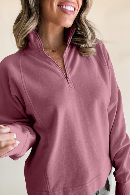 Fuchsiafarbenes Sweatshirt mit Reißverschluss am Hals und überschnittenen Schultern