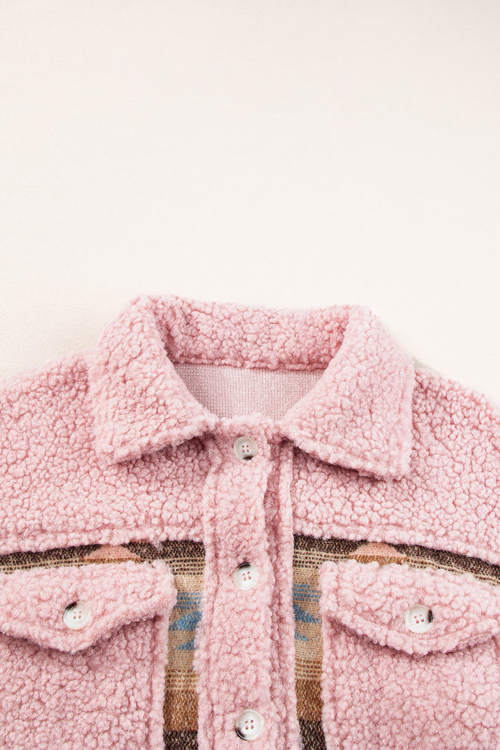 Rosa Sherpa-Mantel mit geknöpfter Pattentasche und Western-Aztekenmuster