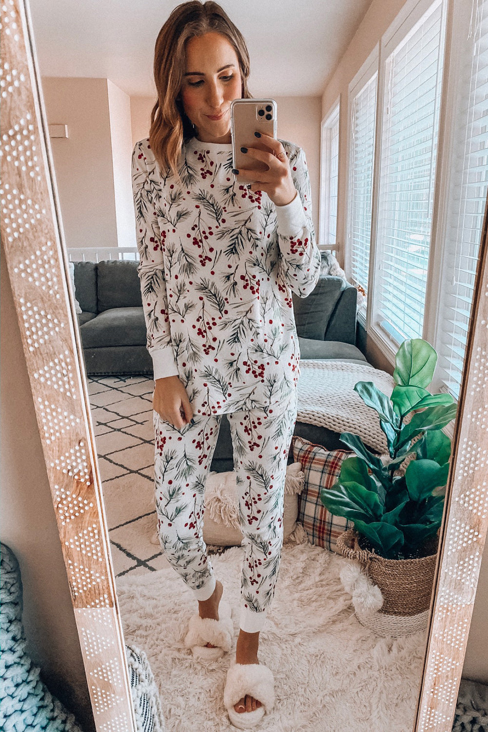 Weißes Thermo-Lounge-Set mit Pullover und Hose im Stechpalmen-Print