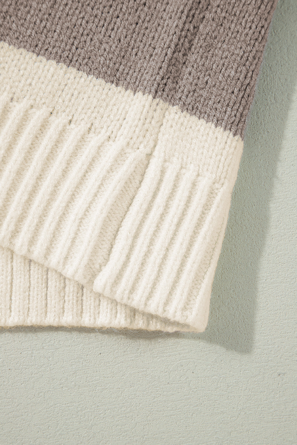 Simply Taupe – Lockerer Pullover mit Farbblockdesign