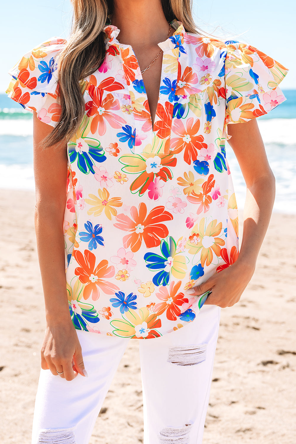 Weißes Flattertop mit Blumenstrauß