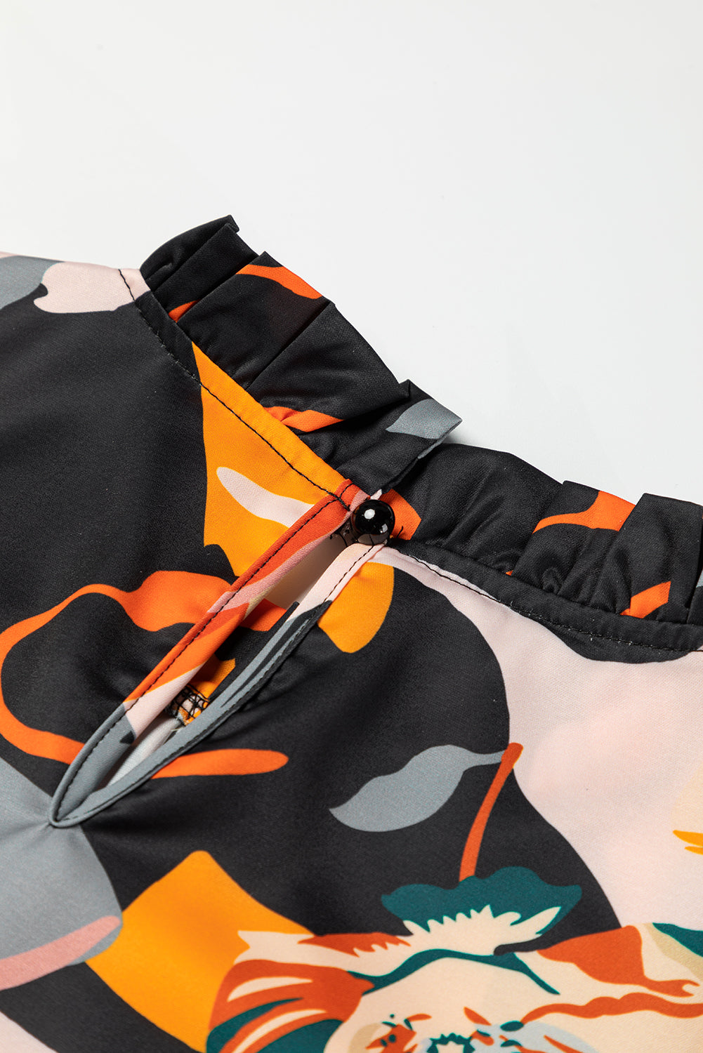 Schwarze Bluse mit Stehkragen und Blumenmuster