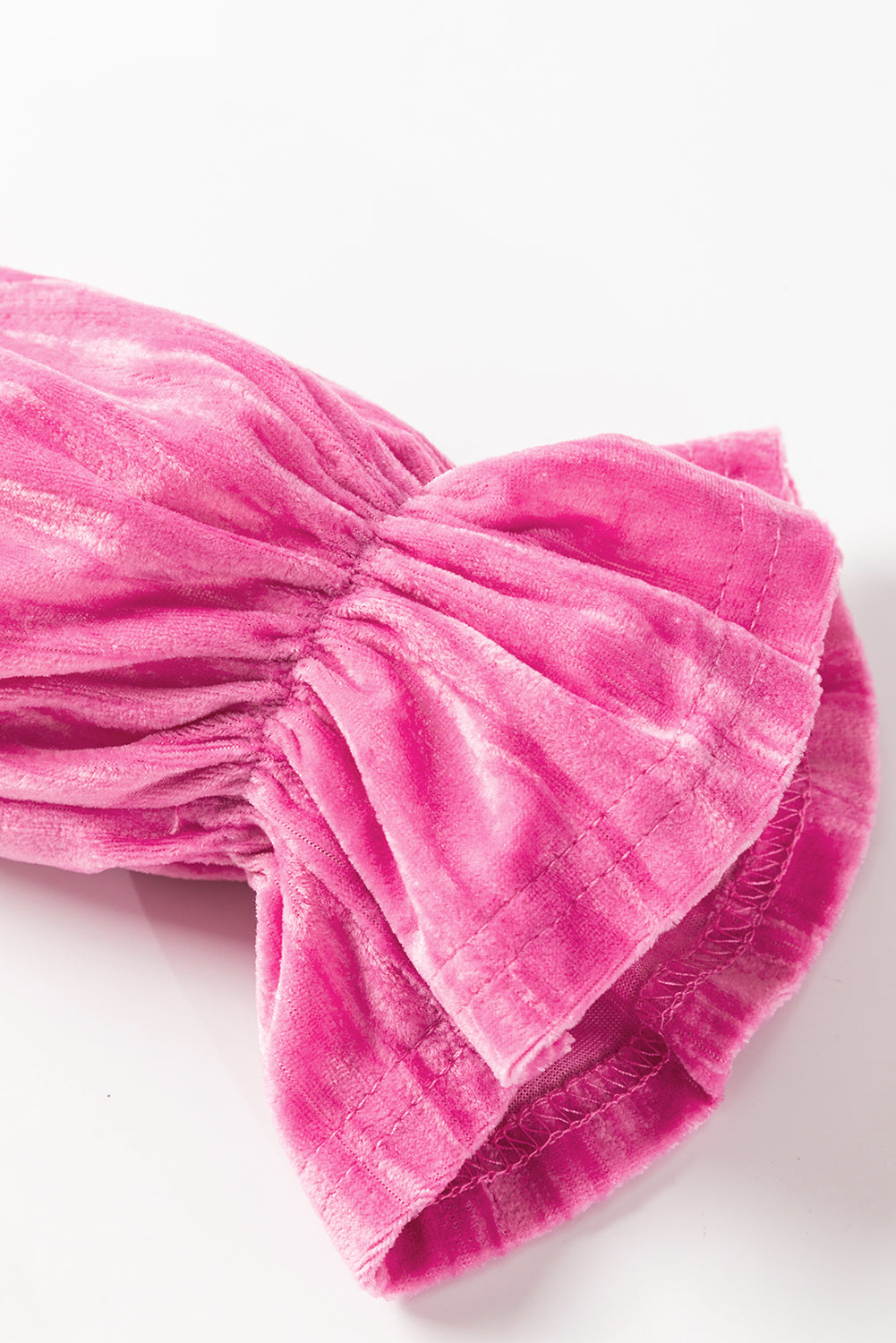 Erdbeerrosa Minikleid aus Samt mit Volantärmeln und Rüschen