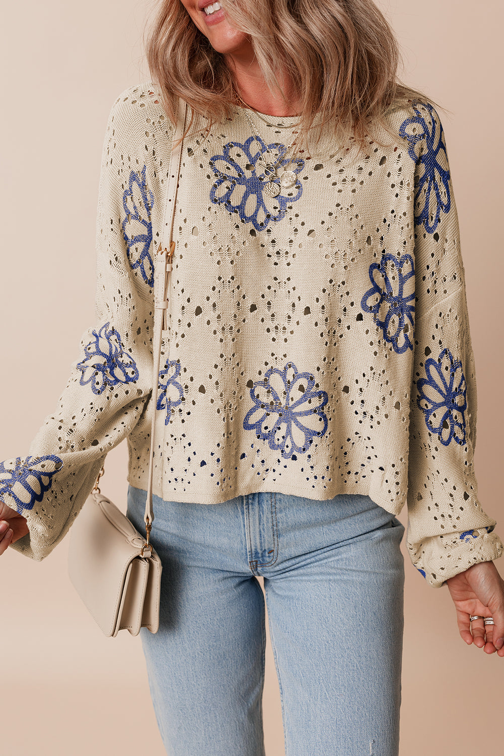 Beigefarbener Pullover mit kontrastierendem Blumenmuster und überschnittener Schulter