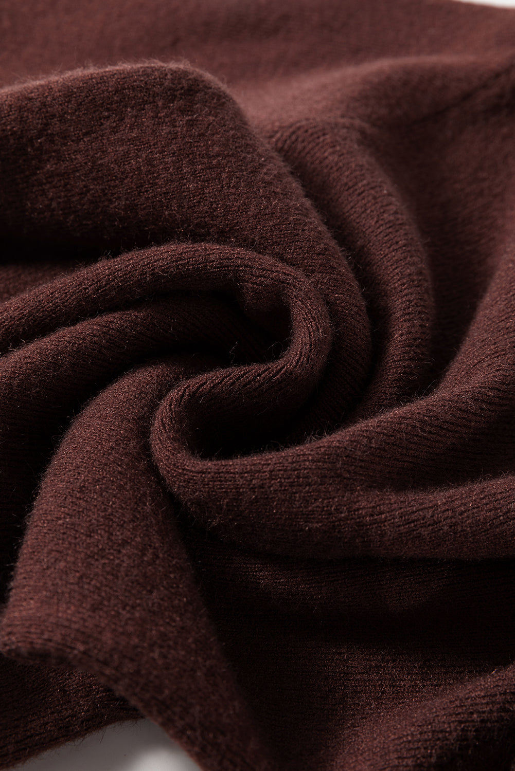Kaffeebraunes, schmal geschnittenes Pulloverkleid mit Stehkragen und Seitenschlitz