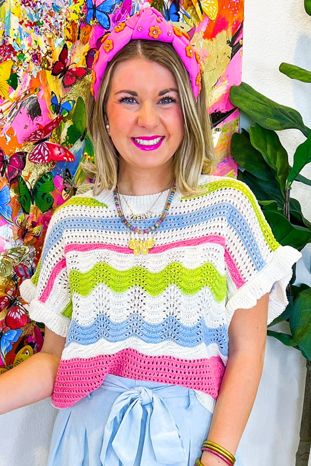 Weißes, kurzärmliges Pullover-Oberteil mit Häkelstrick und Farbblockdesign