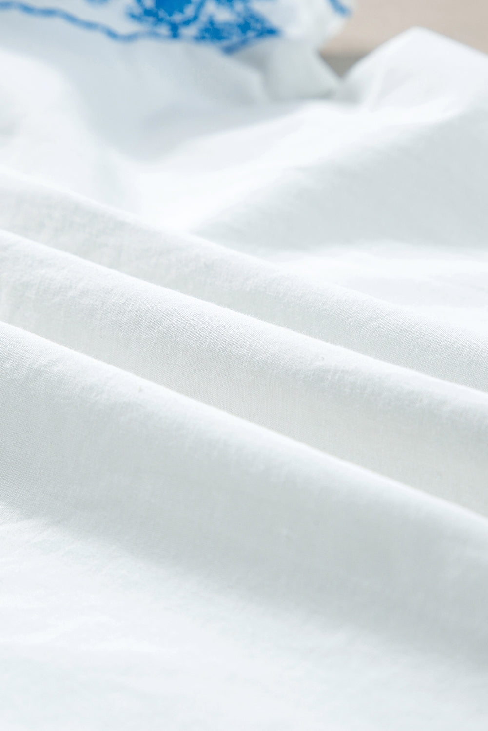 Weiße Bluse mit bestickten Rüschenärmeln und Rüschenkragen