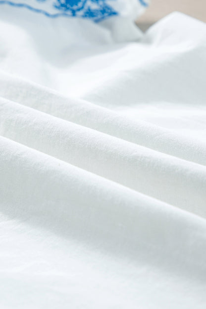 Weiße Bluse mit bestickten Rüschenärmeln und Rüschenkragen