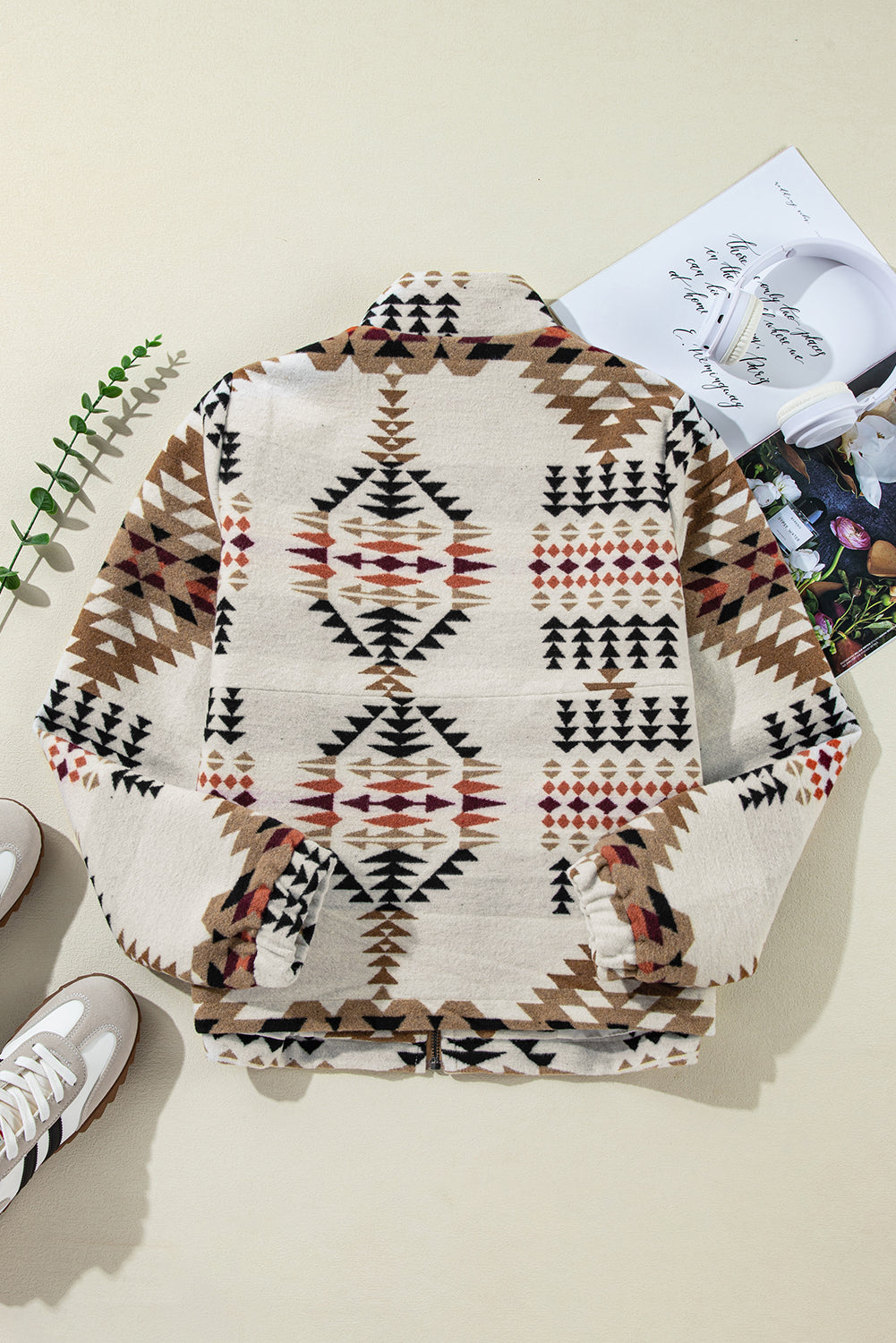 Beige Jacke mit Stehkragen und Reißverschluss im Aztekenmuster