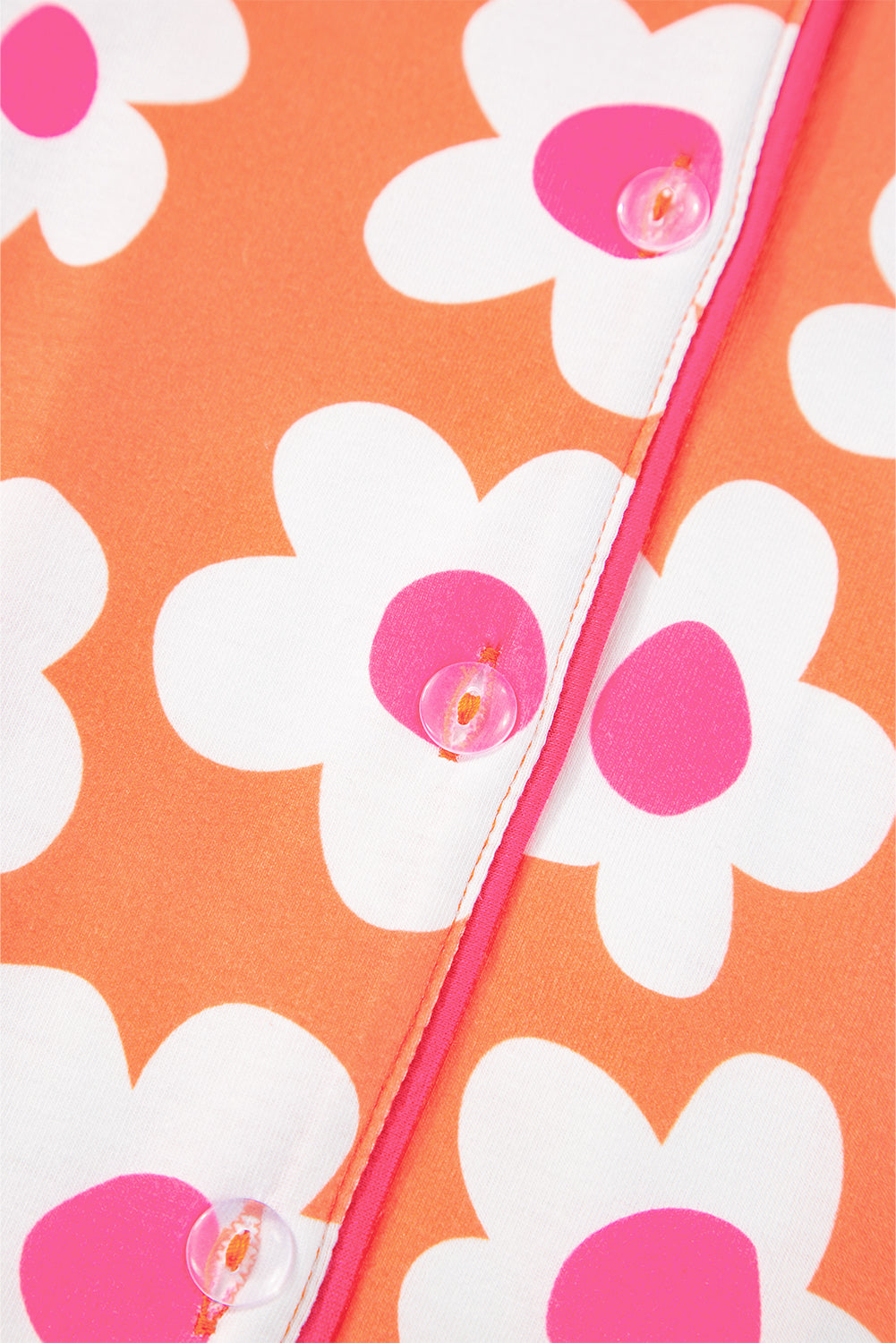 Orangefarbenes Pyjama-Set mit kurzärmligem Hemd und Blumenmuster