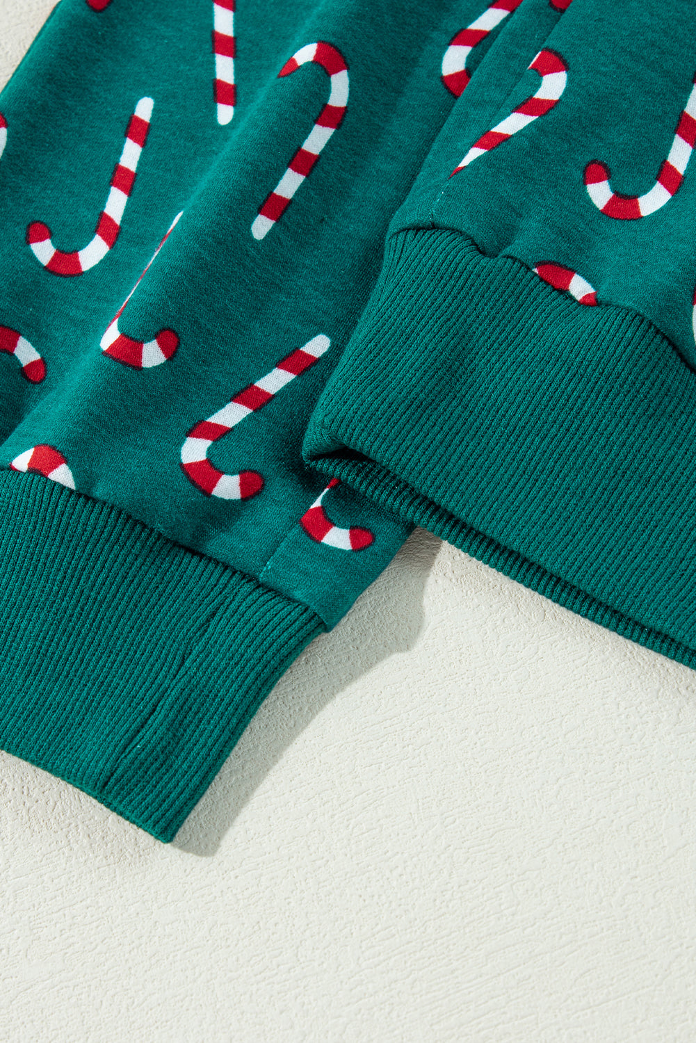 Grünes Lounge-Set mit Oberteil und Hose mit Weihnachts-Zuckerstangen-Aufdruck