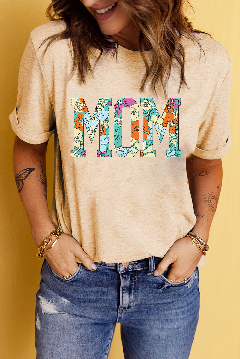 Khakifarbenes T-Shirt mit MOM-Blumenbuchstaben-Print