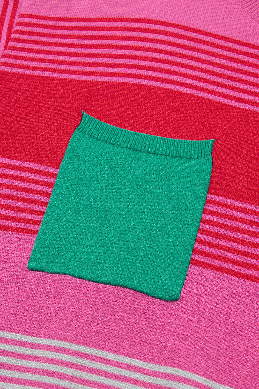 Rosa gestreifter Strickpullover mit aufgesetzten Taschen und überschnittener Schulter