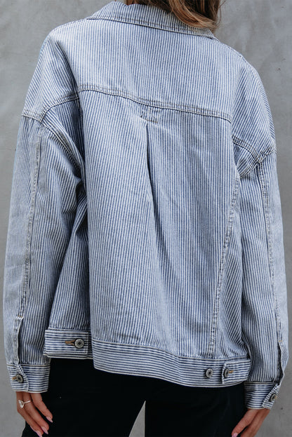 Himmelblaue, gestreifte, verwaschene Oversize-Jeansjacke mit Taschen