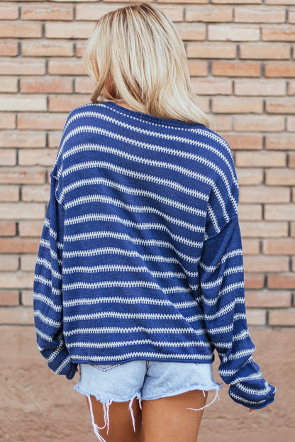 Himmelblauer, gestreifter Freizeitpullover mit überschnittener Schulter
