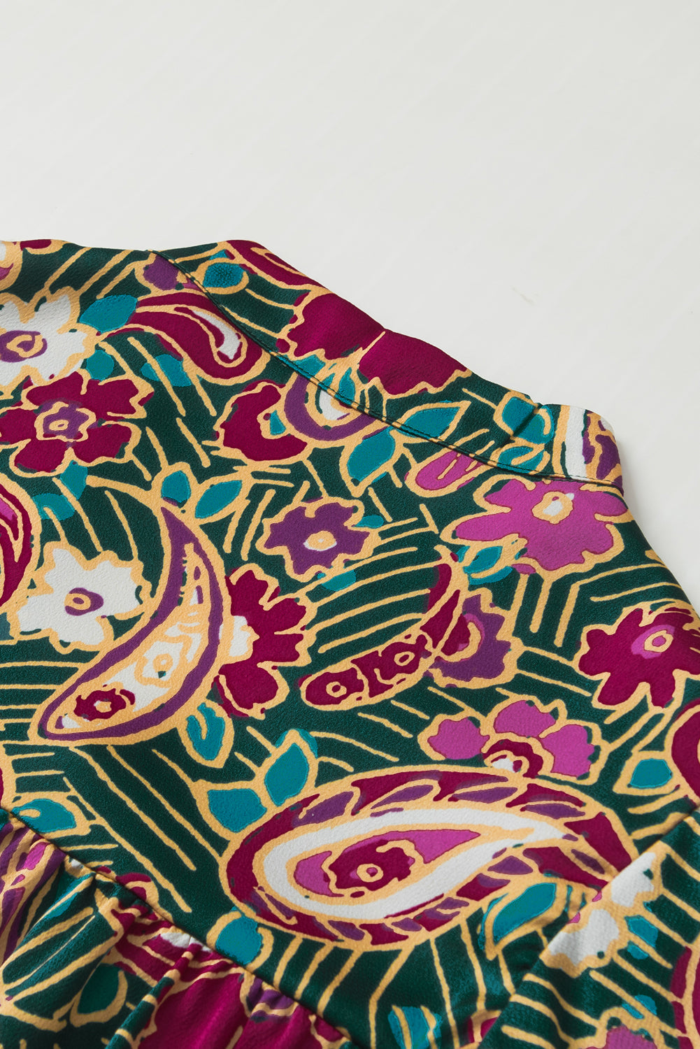 Grüne Paisley-Bluse mit V-Ausschnitt und kurzen Puffärmeln