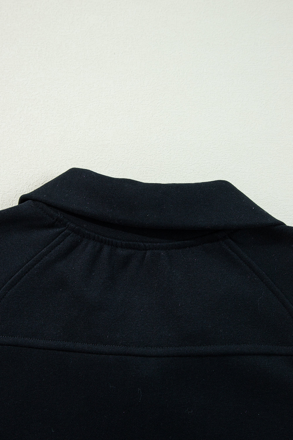 Schwarzes Sweatshirt mit Viertelreißverschluss, Stehkragen und Kängurutasche