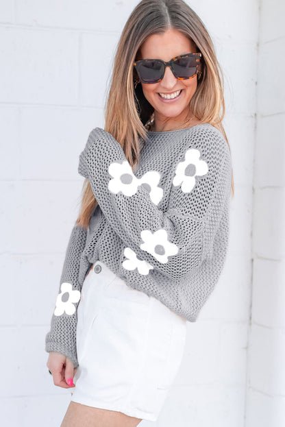 Hellgrauer Strickpullover mit großer Blume und überschnittener Schulter