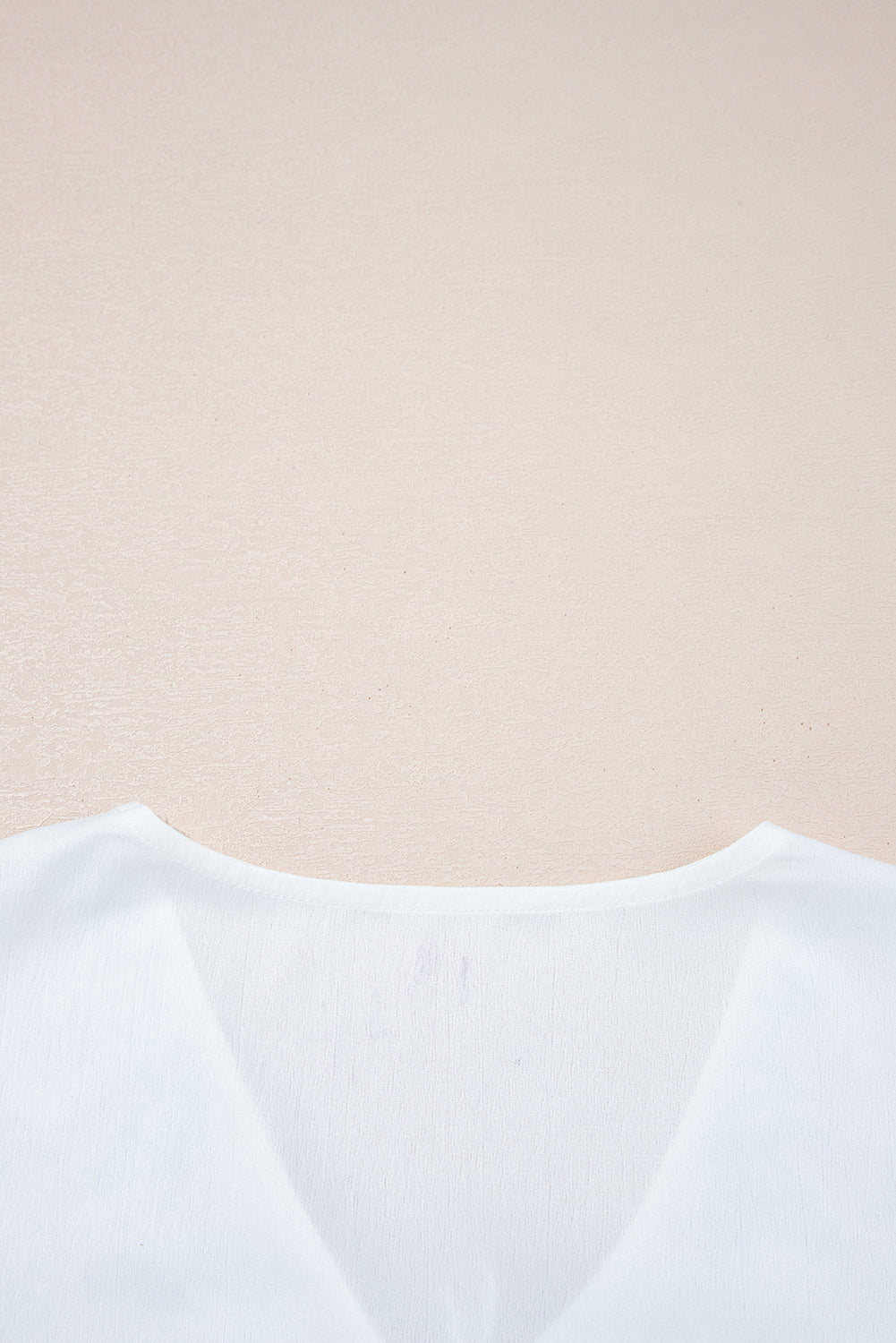 Weiße Babydoll-Bluse mit Blumenmuster und V-Ausschnitt