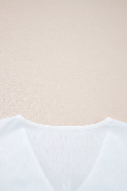 Weiße Babydoll-Bluse mit Blumenmuster und V-Ausschnitt