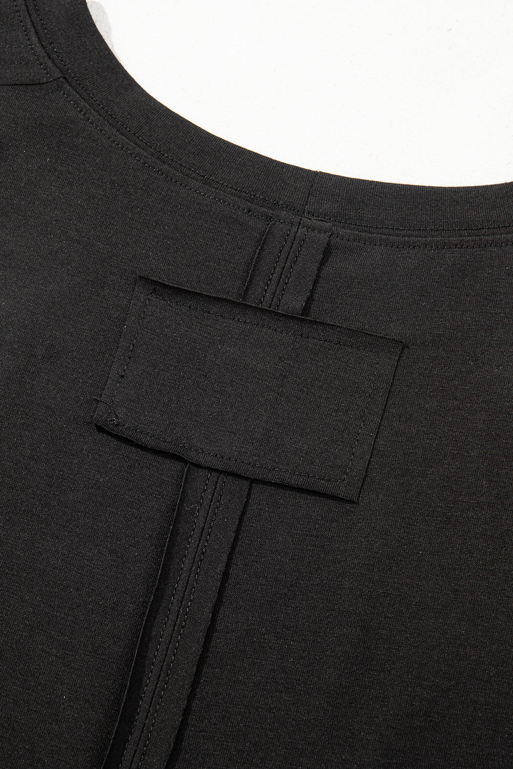 Schwarzes Oversize-Oberteil mit kontrastierendem Blumenmuster und Puffärmeln