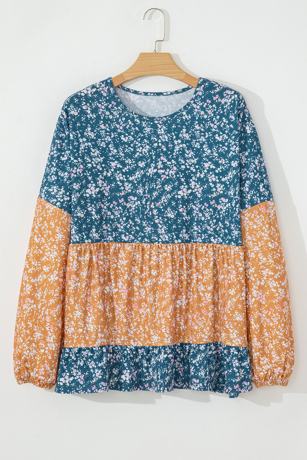 Orangefarbene Bluse mit Blumenmuster, Farbblockdesign, Rüschensaum und Rundhalsausschnitt