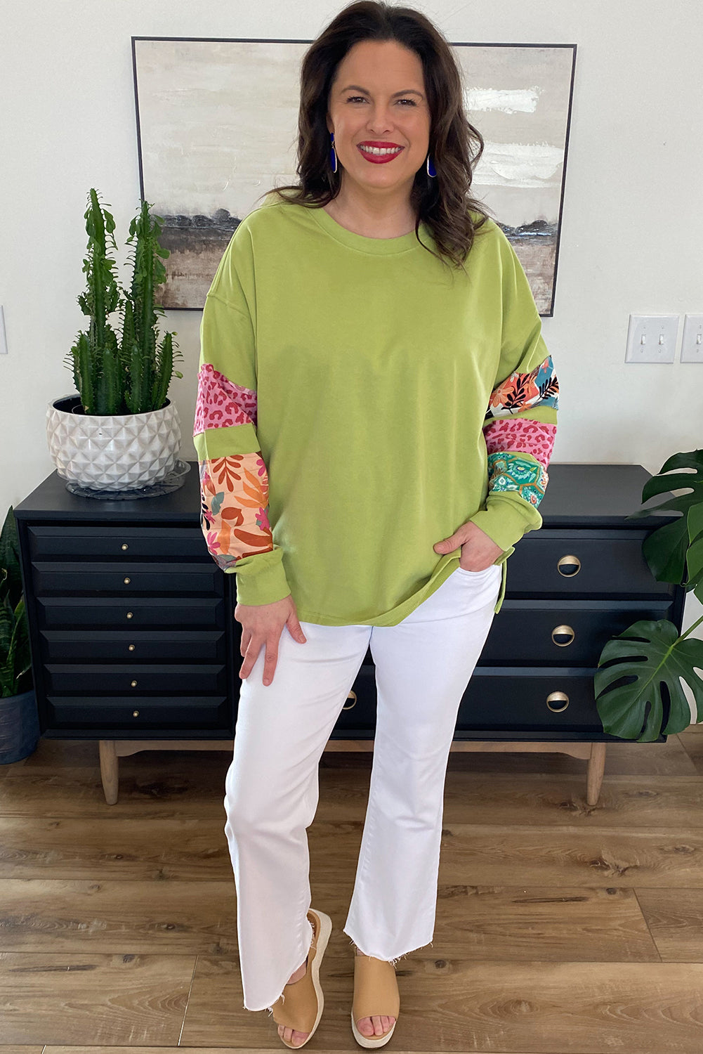 Grünes Sweatshirt mit geschlitzten Patchwork-Ärmeln und Print in Übergröße