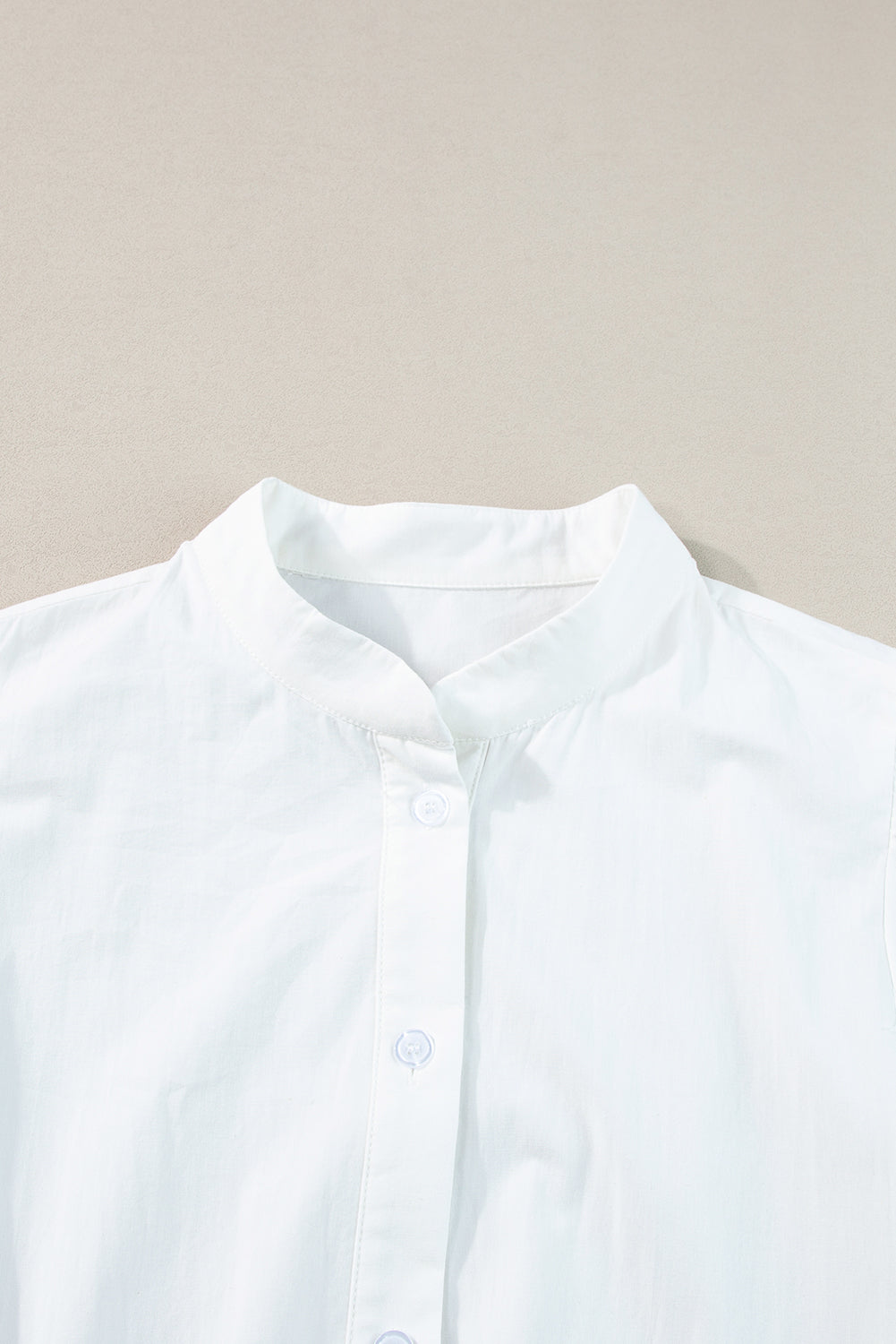 Weißes, kurzärmliges, langes Kleid mit Farbblock-Zickzack-Besatz und Kordelzug in der Taille
